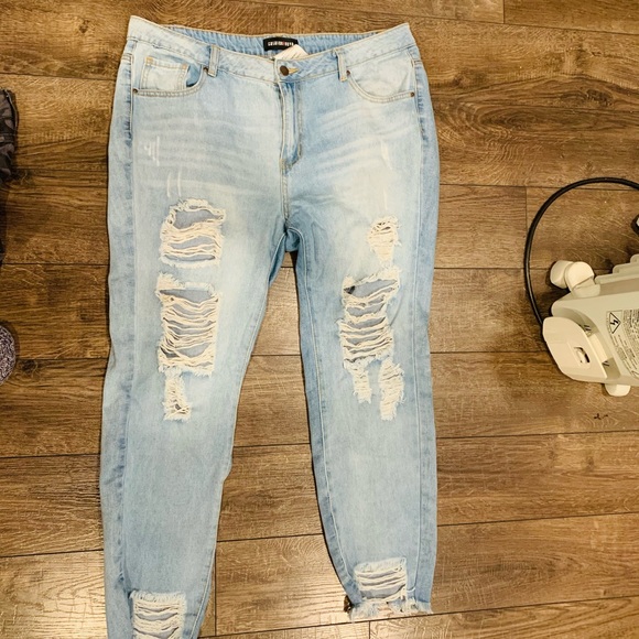 FashionNova distressed ankle jeans - Picture 4 of 7